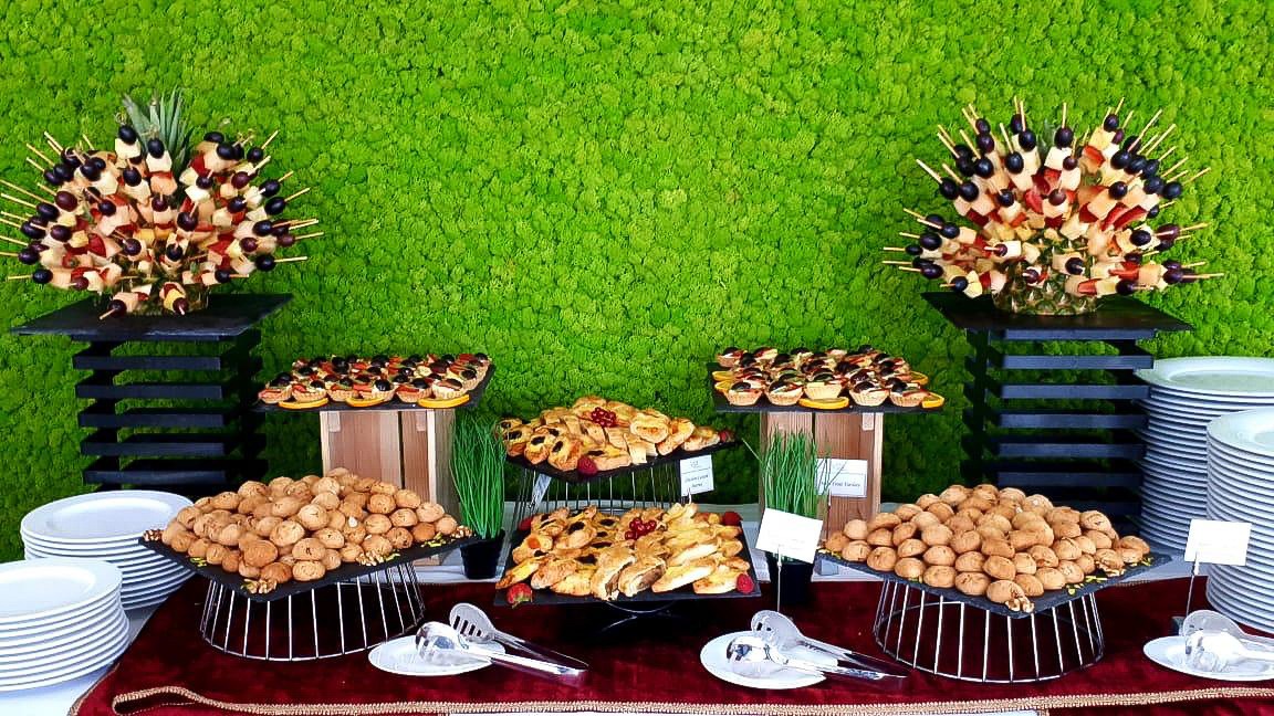 4 Reasons to Hire Catering Services for Your Corporate Event